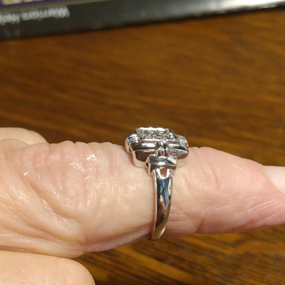 Estate 10K solid white gold ring w/ 9 brilliant cut diamonds - Picture 4 of 4